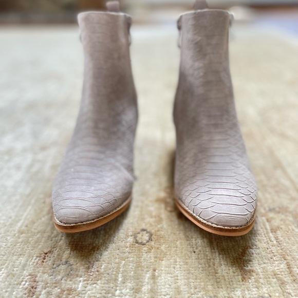 NEW Gorgeous Booties. Beige. Reptile print. - Picture 4 of 14